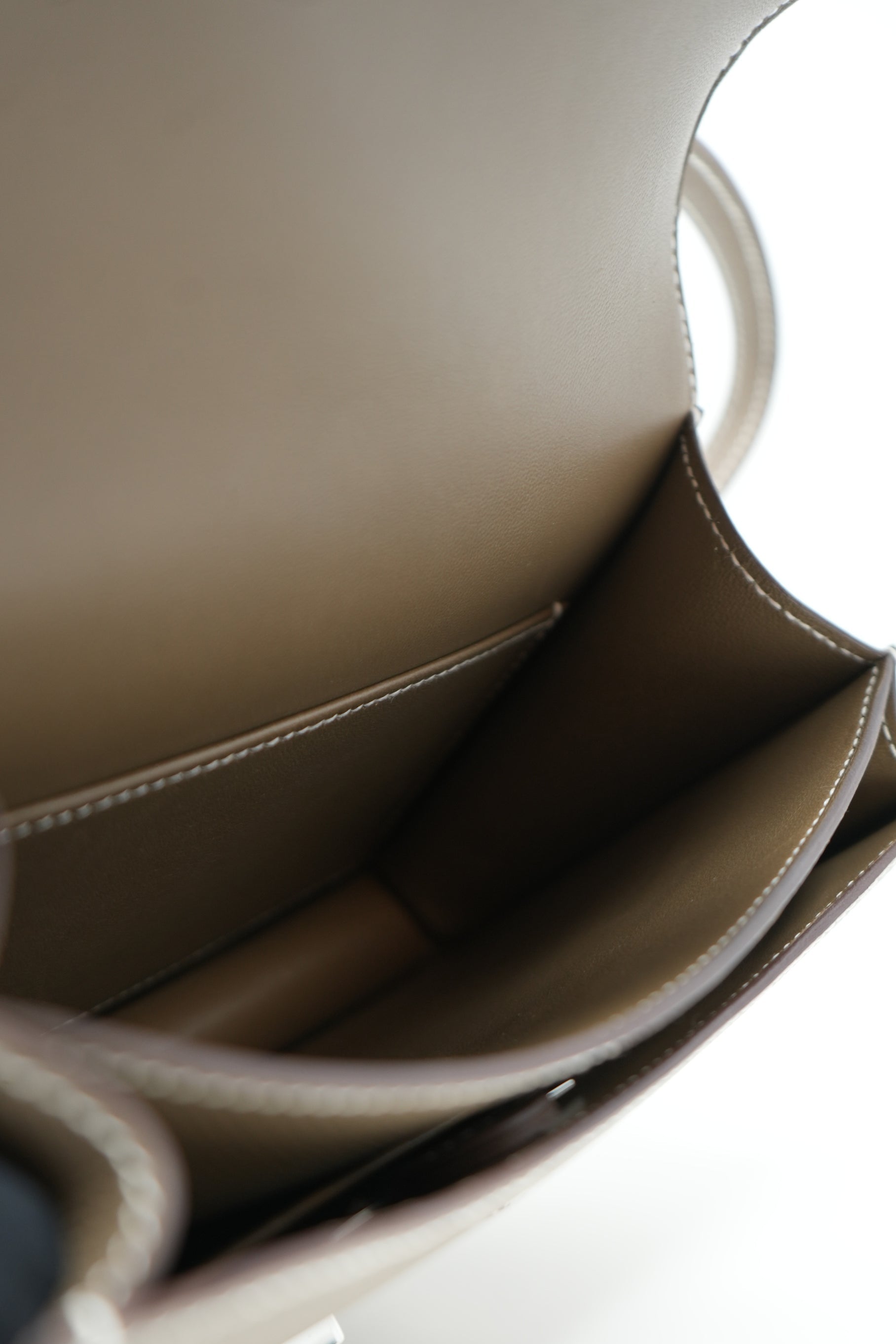 Hermès 2023 Etoupe Epsom Leather Constance 18 PHW