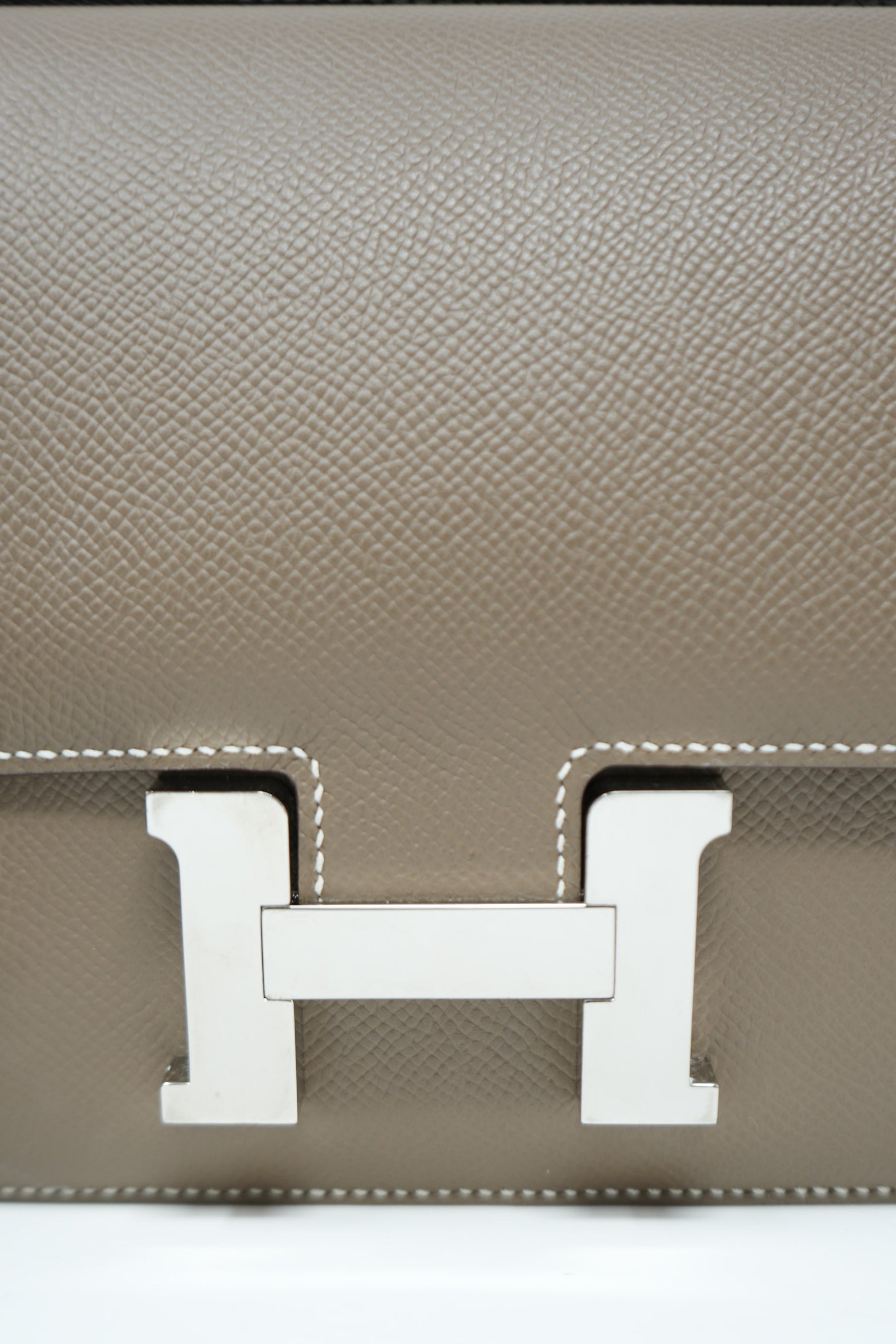 Hermès 2023 Etoupe Epsom Leather Constance 18 PHW