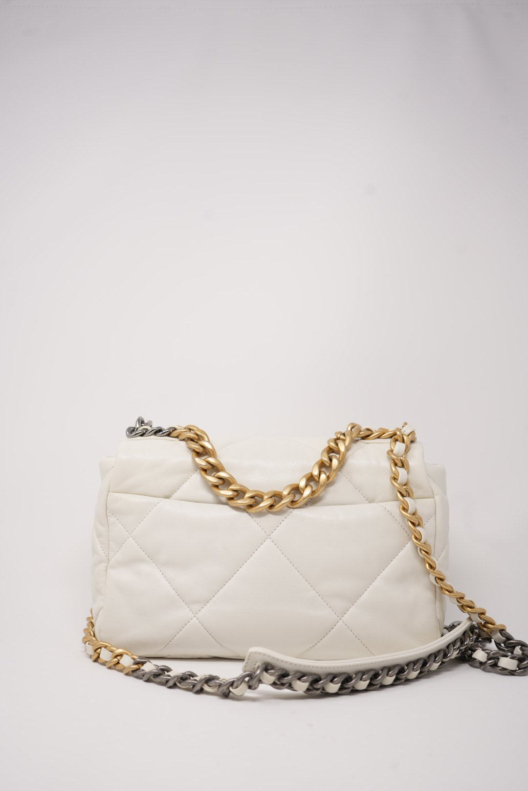 Pre-Owned Chanel white 19 Flap Handbag