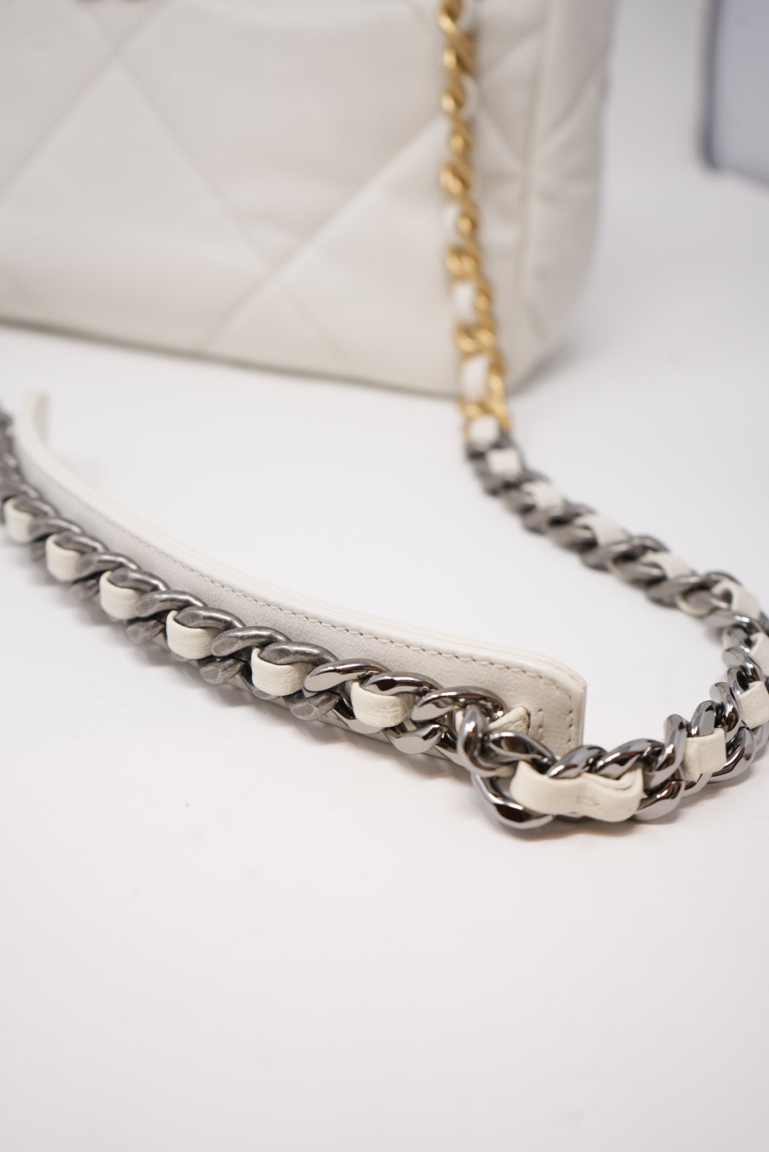 Pre-Owned Chanel white 19 Flap Handbag