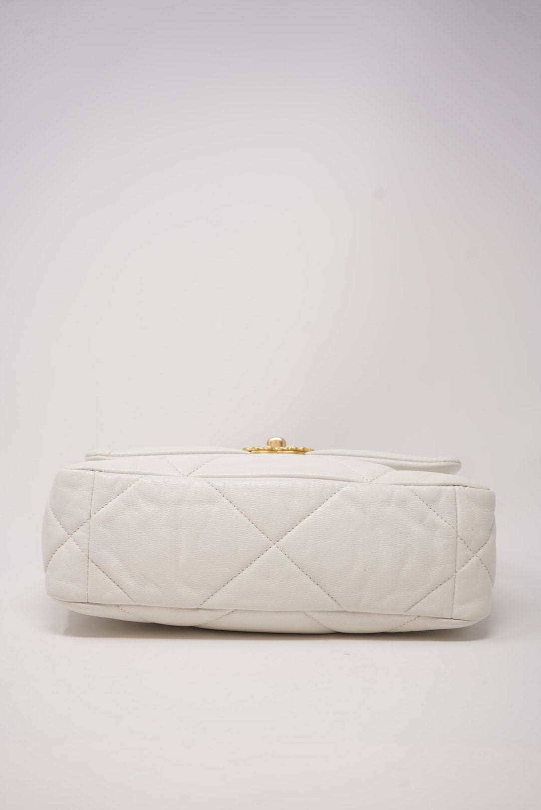 Pre-Owned Chanel white 19 Flap Handbag