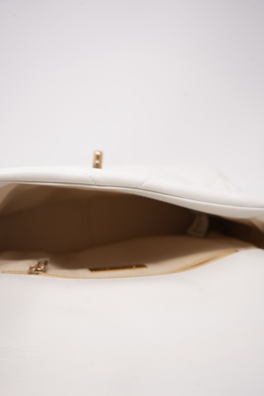 Pre-Owned Chanel white 19 Flap Handbag