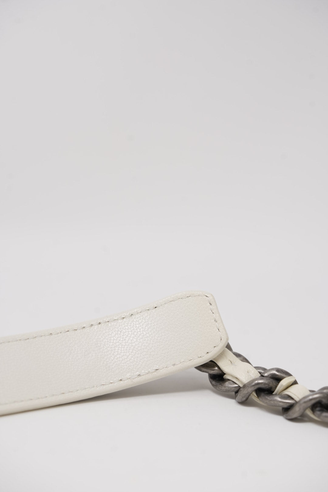 Pre-Owned Chanel white 19 Flap Handbag