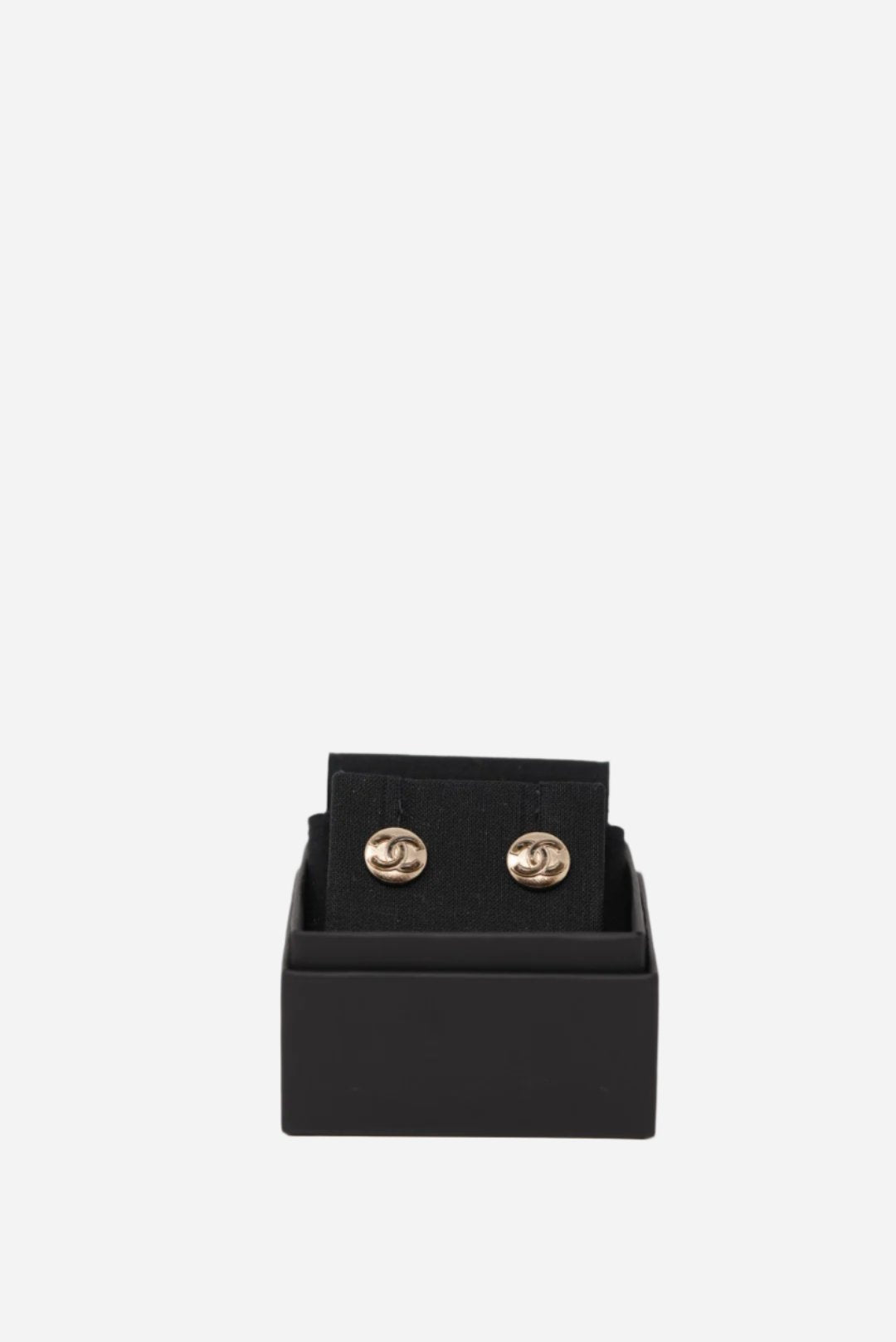 Pre-Owned Chanel Round CC Earrings 2018