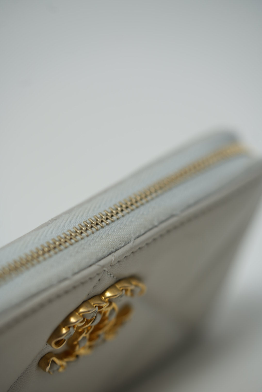 Pre-Owned Chanel 19 Lambskin Zipped Medium Wallet 2021