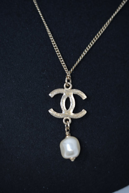 Pre-Owned Chanel Mental Resin Star CC Necklace Silver Gold