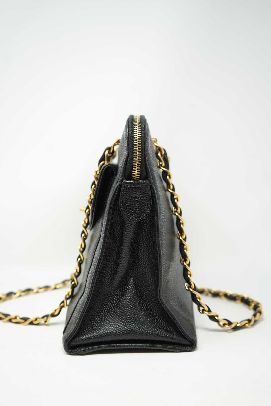 Pre-Owned Chanel Black Caviar Shoulder Bag zipper replaced