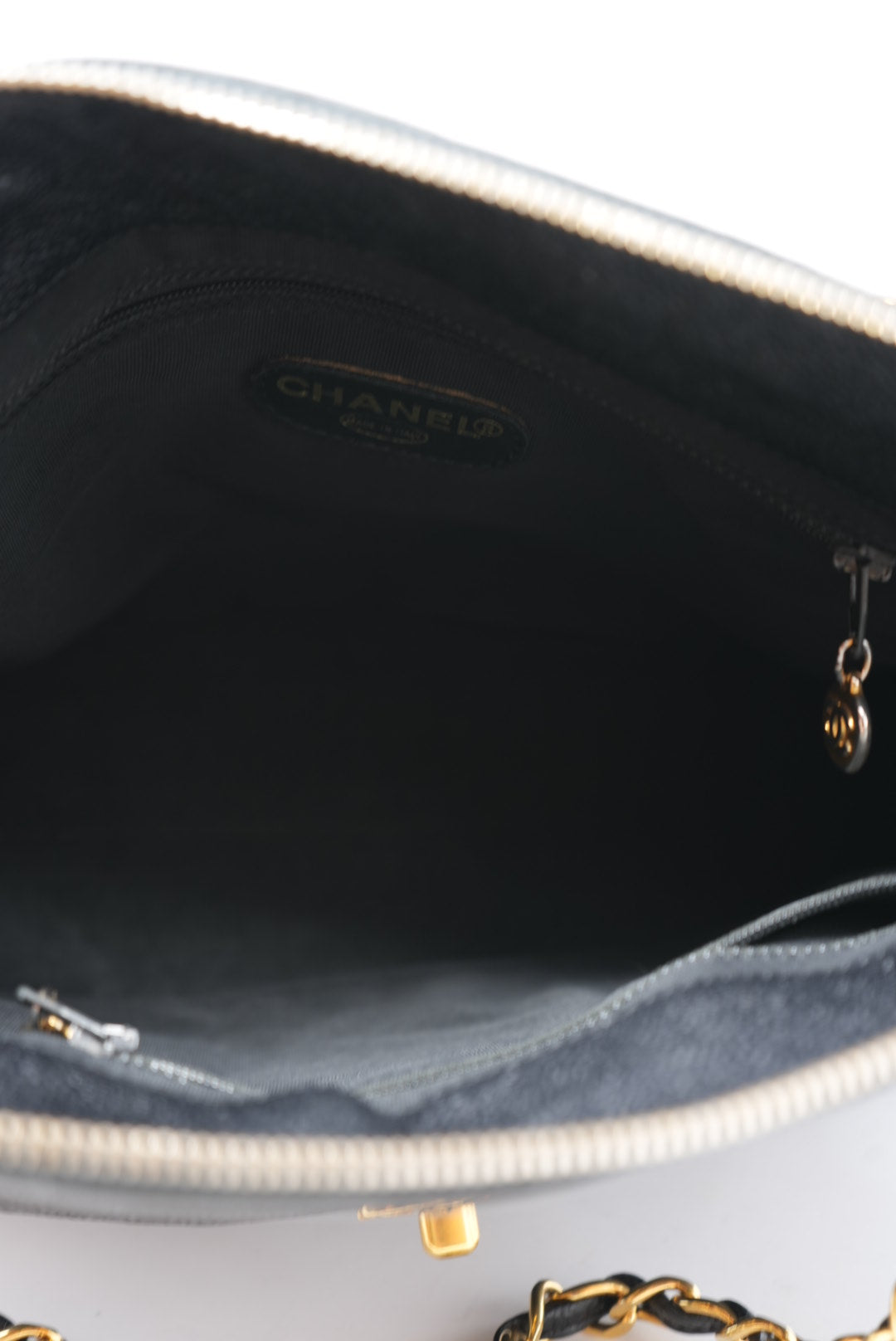 Pre-Owned Chanel Black Caviar Shoulder Bag zipper replaced