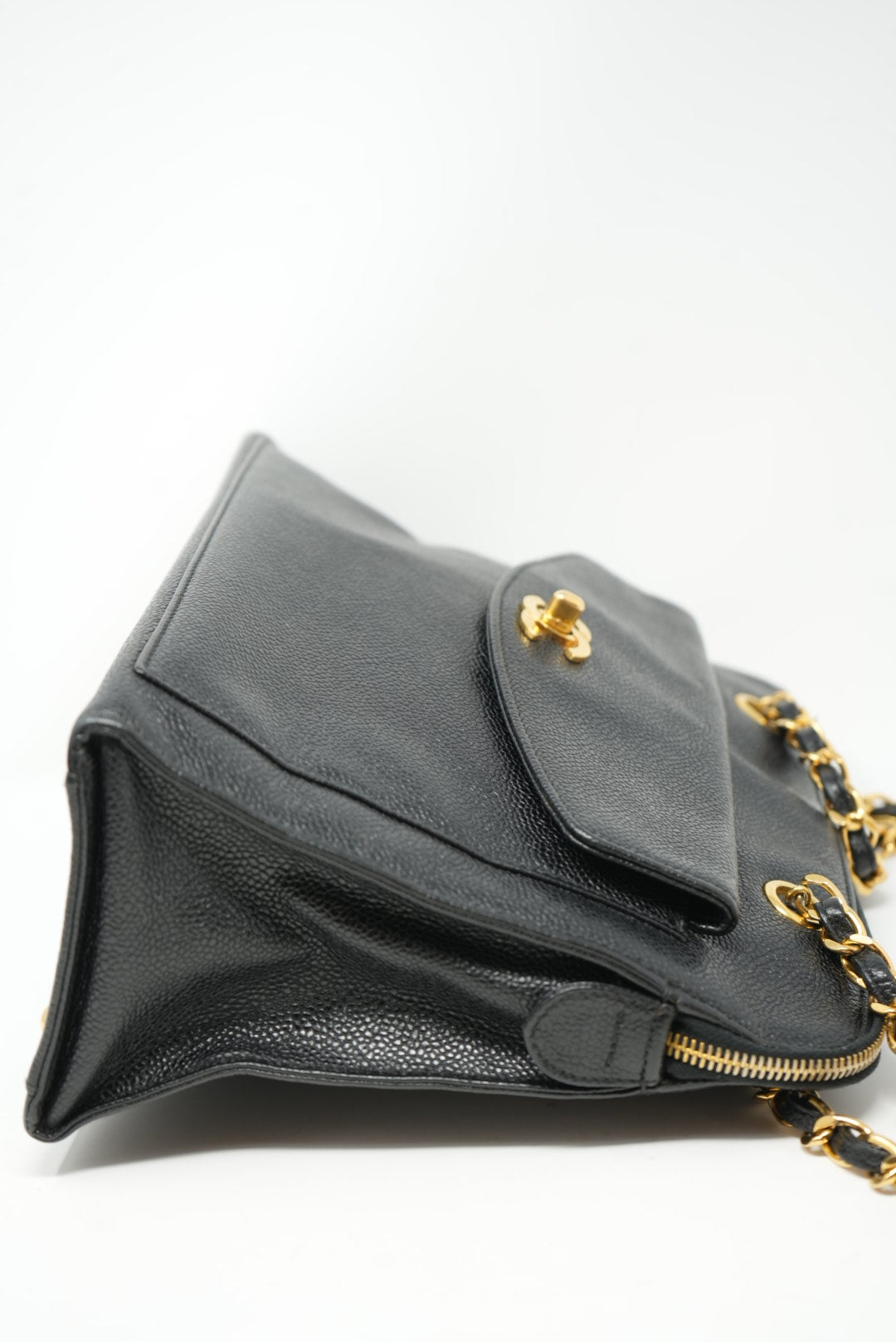 Pre-Owned Chanel Black Caviar Shoulder Bag zipper replaced