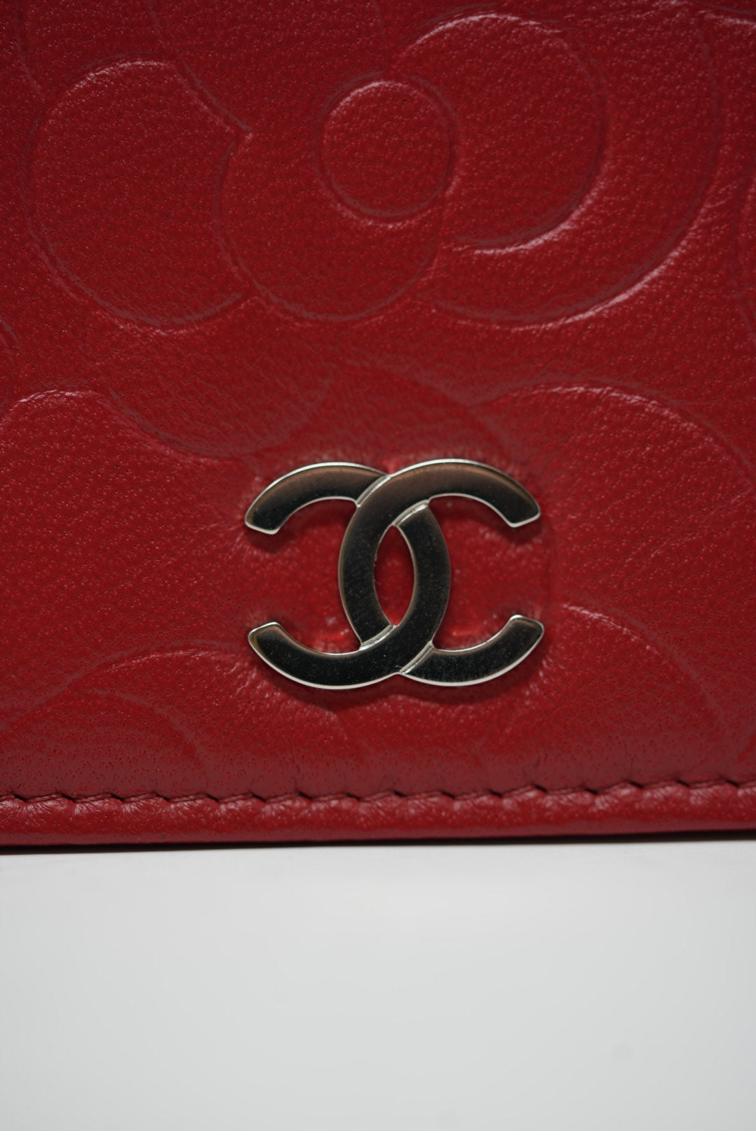 Pre-Owned Chanel 2011-2012 Camellia Embossed Leather Wallet