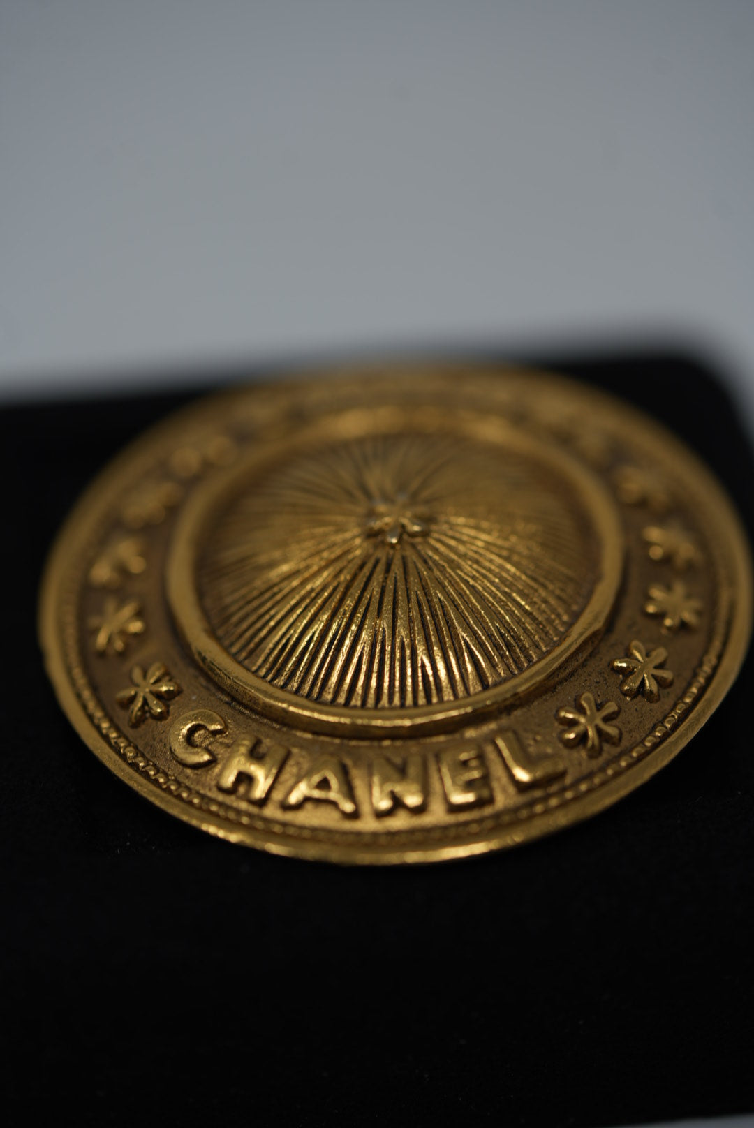 Pre-Owned Chanel Brooch