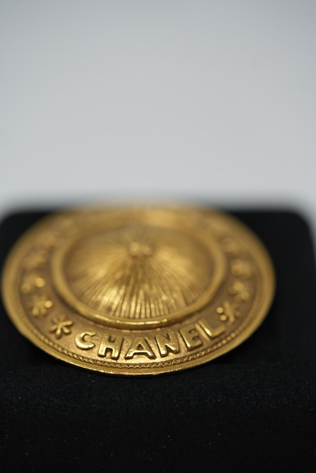 Pre-Owned Chanel Brooch
