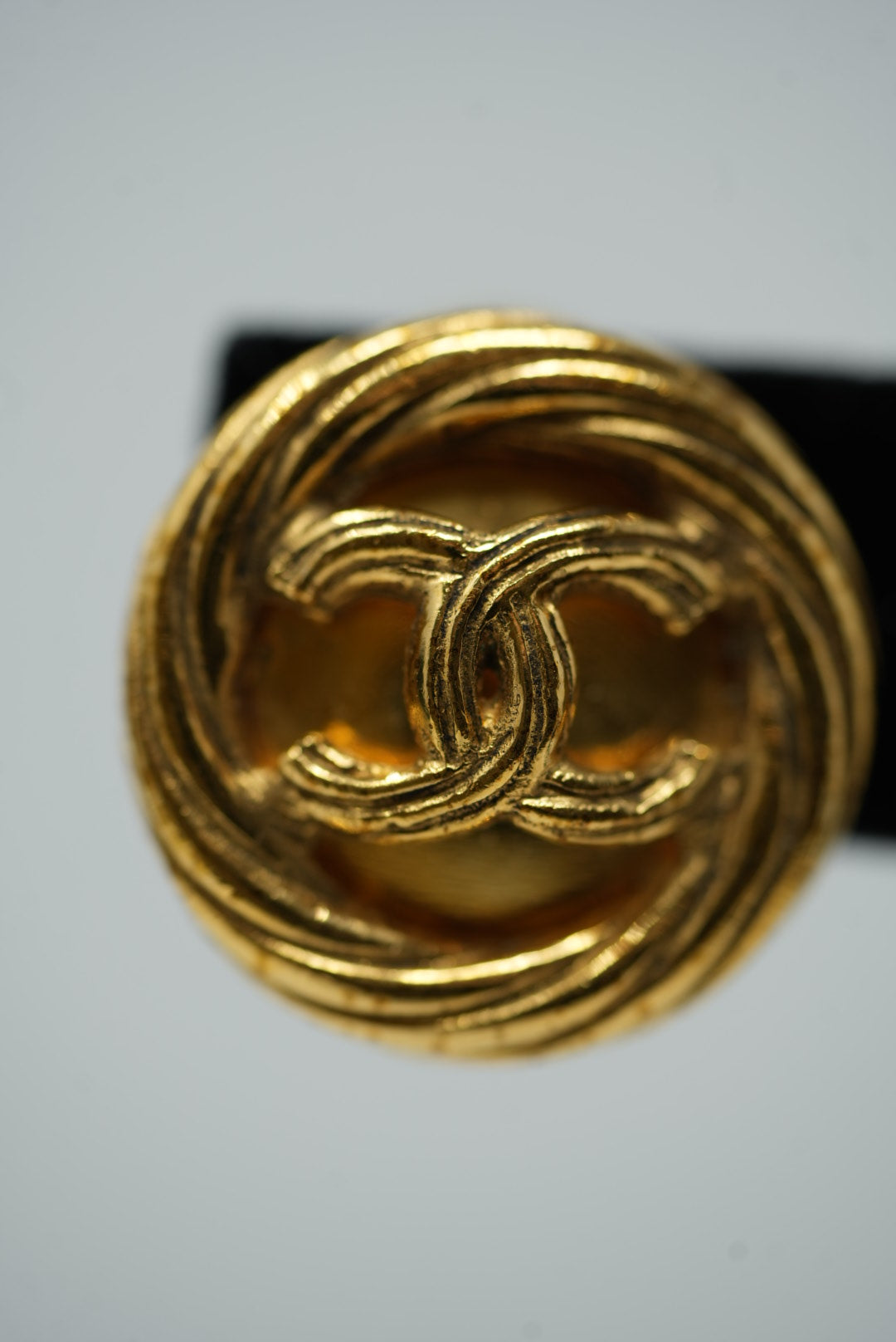 Pre-Owned Chanel CC round earrings clip-on 1993