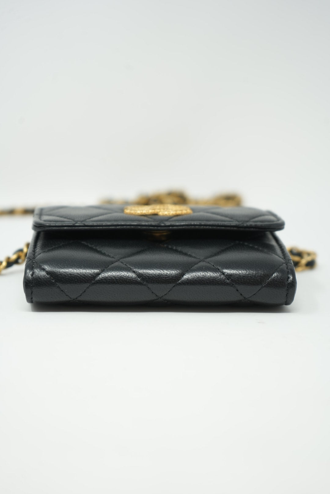 Pre-Owned Chanel Card Holder With Chain 2023