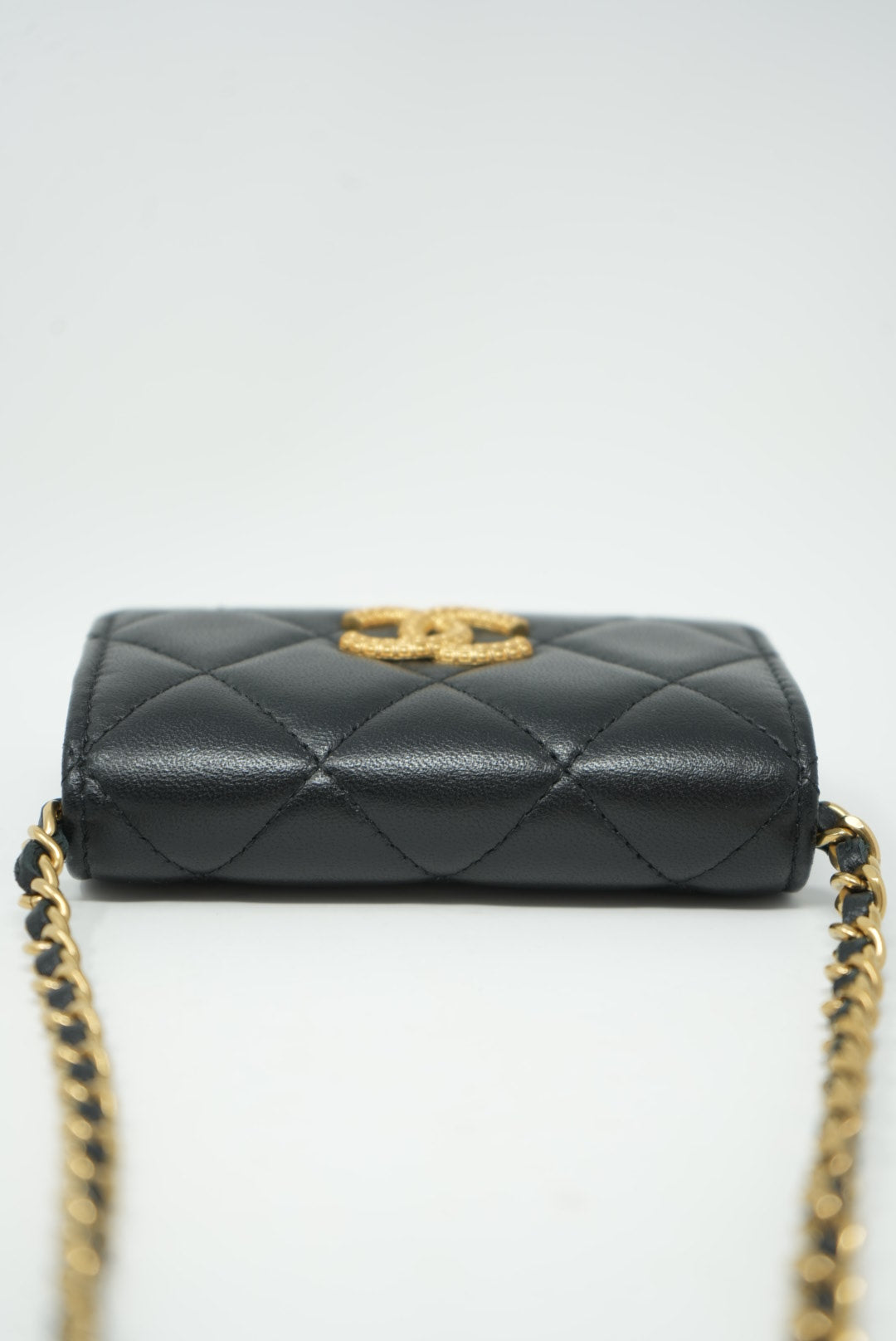 Pre-Owned Chanel Card Holder With Chain 2023