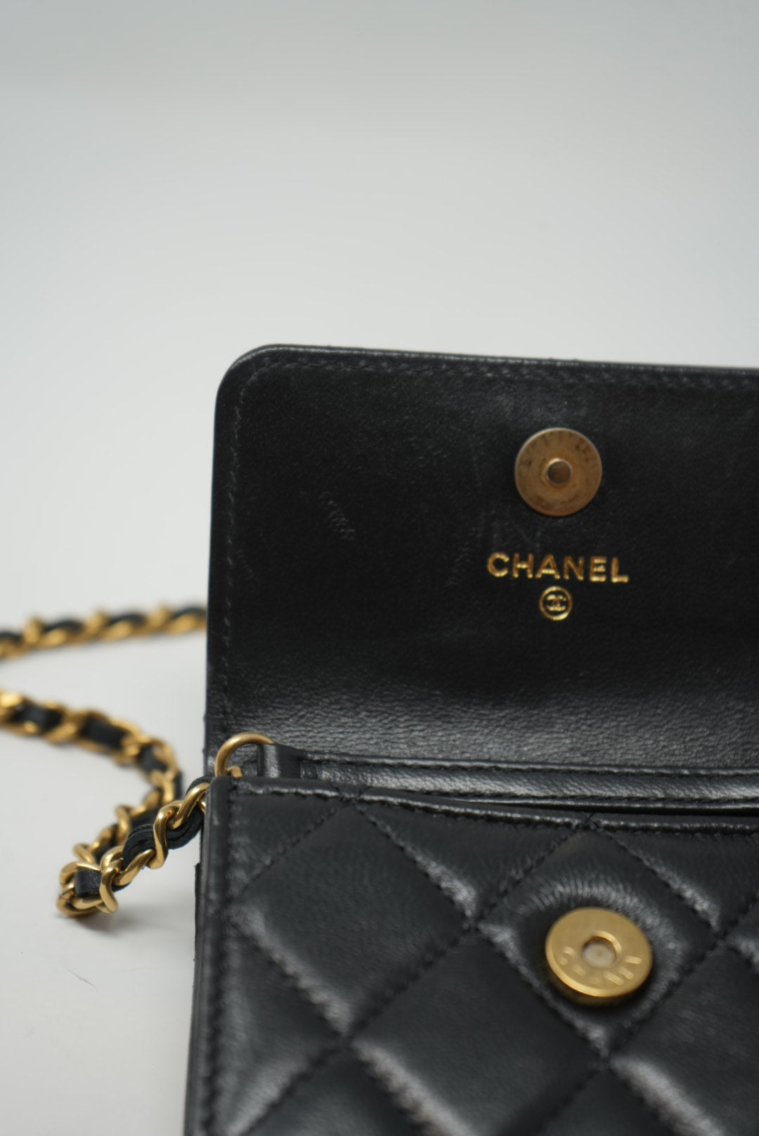 Pre-Owned Chanel 2023 Black Lambskin Card Holder With Chain
