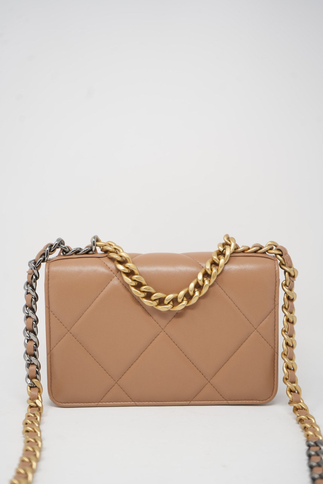 Pre-owned CHANEL 19 WALLET ON CHAIN 2022-2023