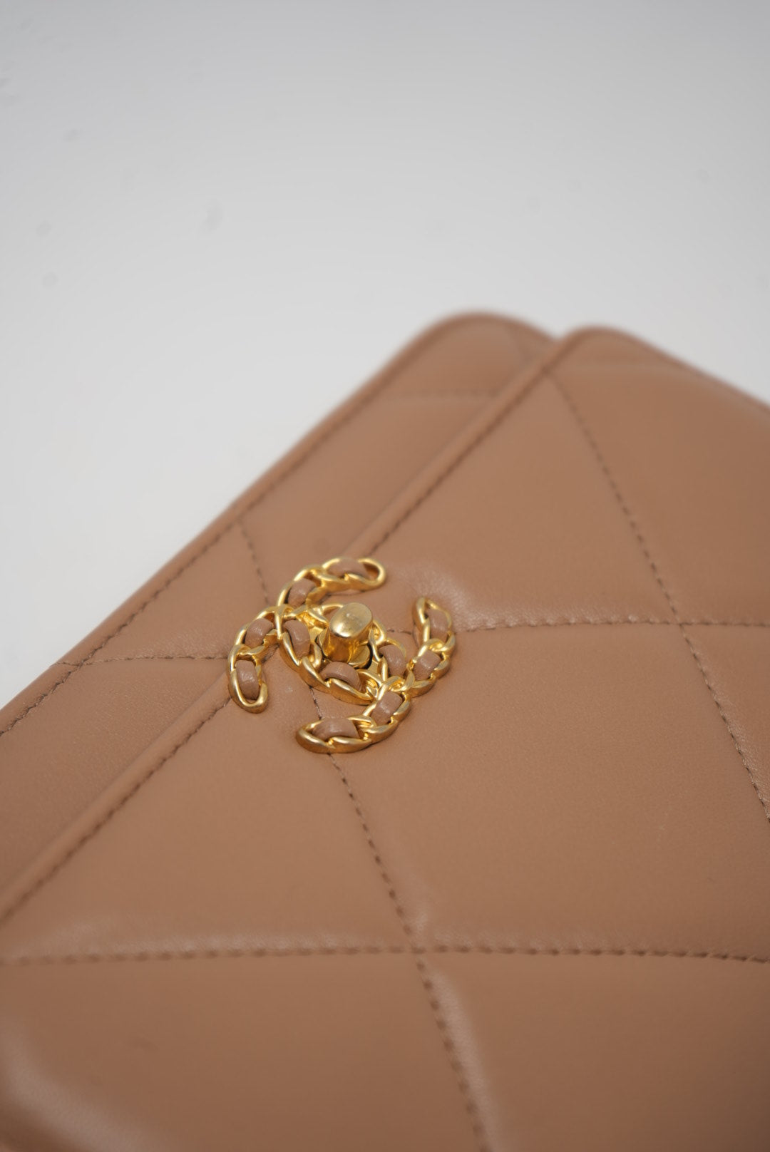 Pre-owned CHANEL 19 WALLET ON CHAIN 2022-2023