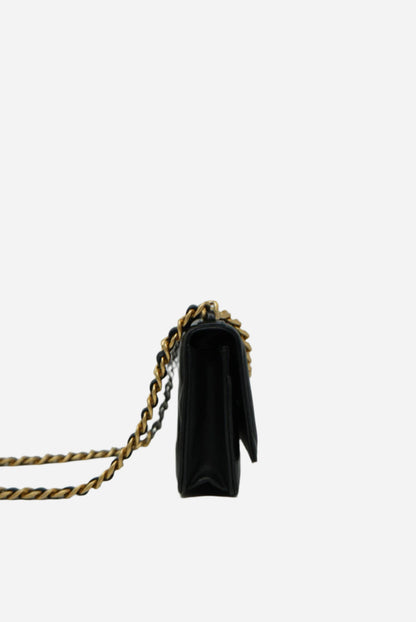 Pre-Owned CHANEL 2021-2023 CHANEL 19 WALLET ON CHAIN
