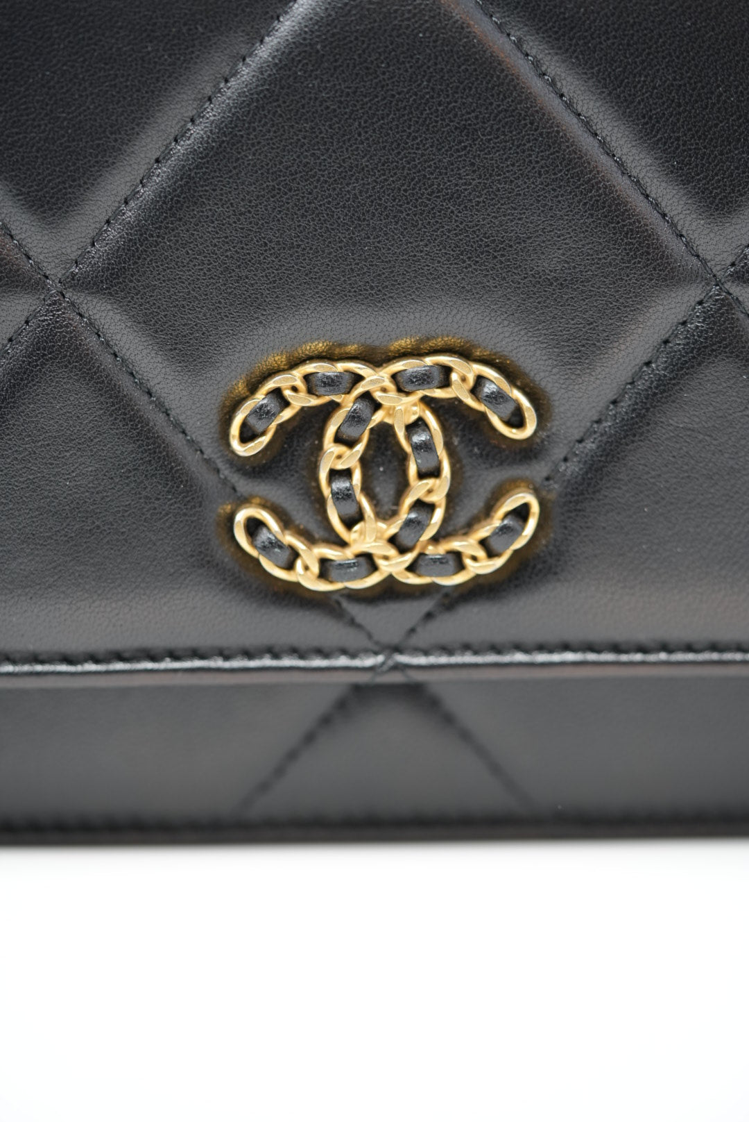 Pre-Owned CHANEL 2021-2023 CHANEL 19 WALLET ON CHAIN