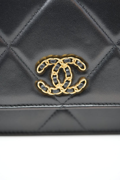 Pre-Owned CHANEL 2021-2023 CHANEL 19 WALLET ON CHAIN