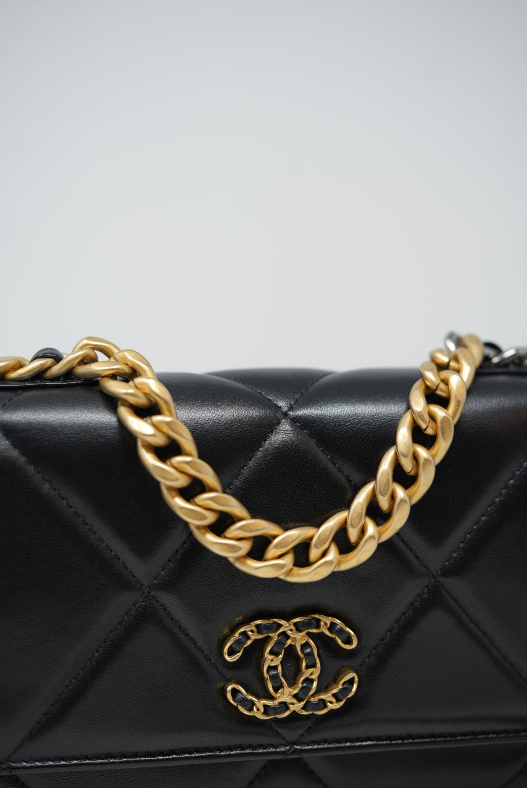 Pre-Owned CHANEL 2021-2023 CHANEL 19 WALLET ON CHAIN