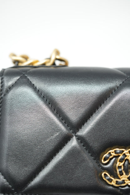 Pre-Owned CHANEL 2021-2023 CHANEL 19 WALLET ON CHAIN