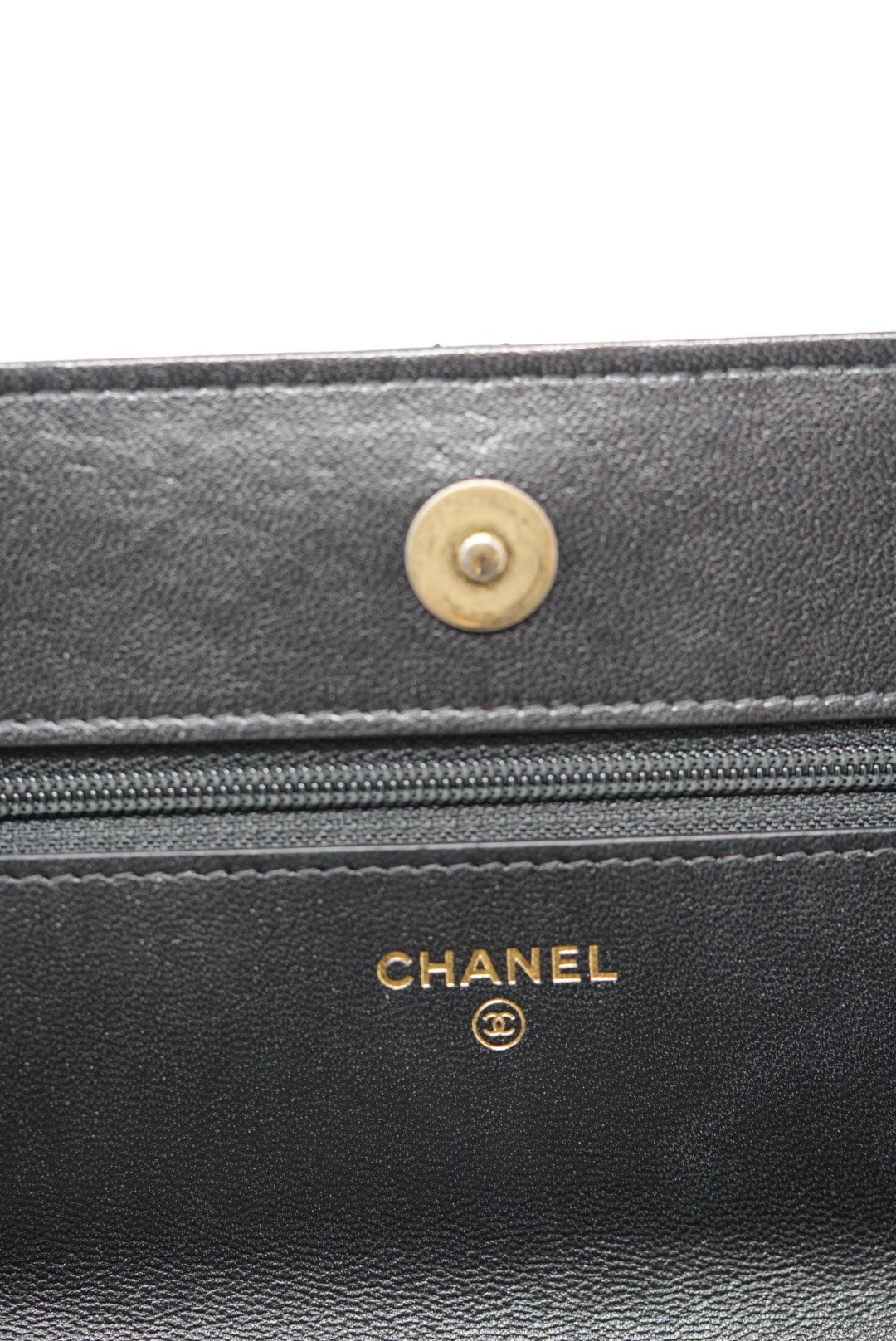 Pre-Owned CHANEL 2021-2023 CHANEL 19 WALLET ON CHAIN