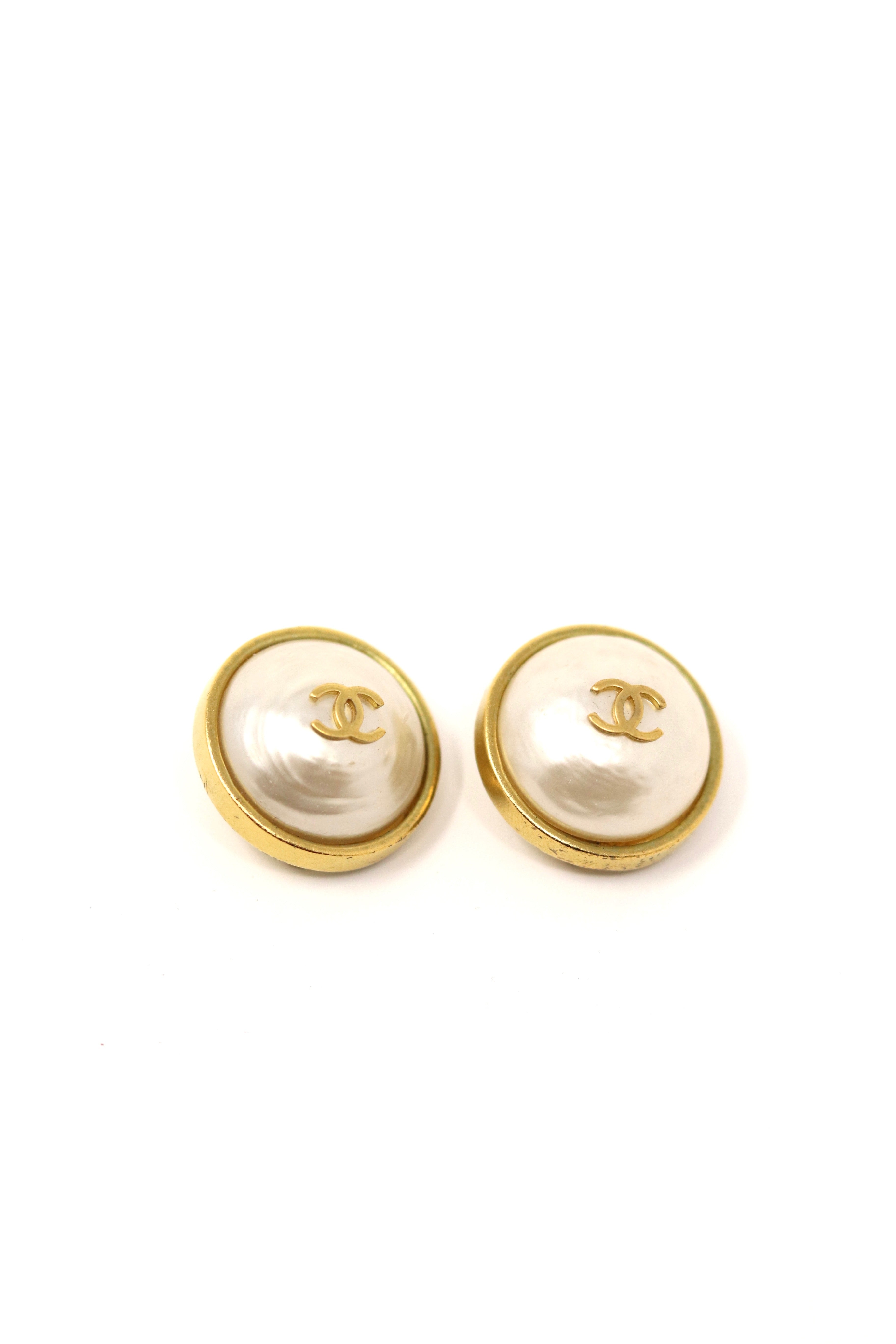 Pre-Owned Chanel Round CC Faux Pearl Earrings Clip-On