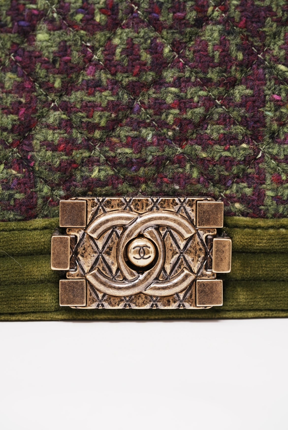 Pre-Owned Chanel Velvet Tweed Medium Boy Flap
