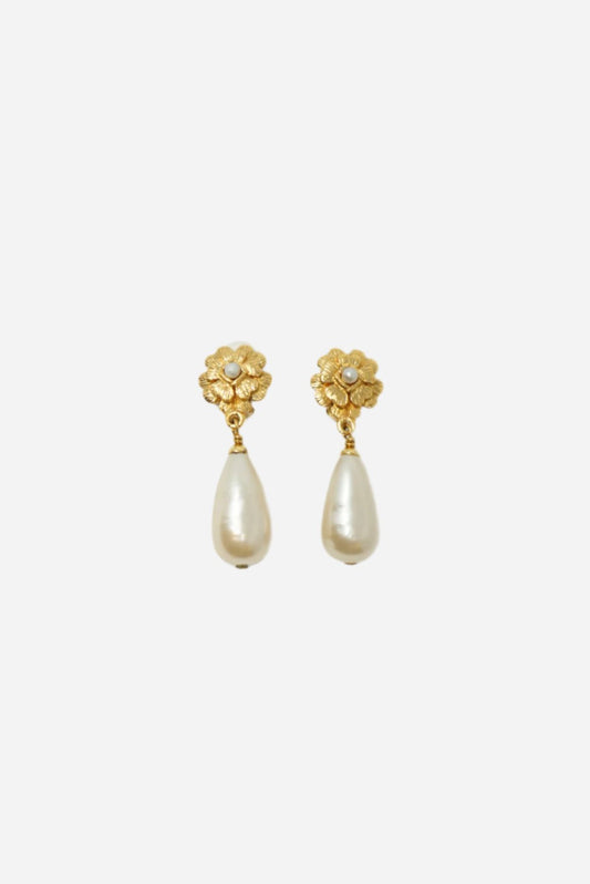 Pre-Owned CHANEL 1993 Camila Pearl Earrings Clip-On
