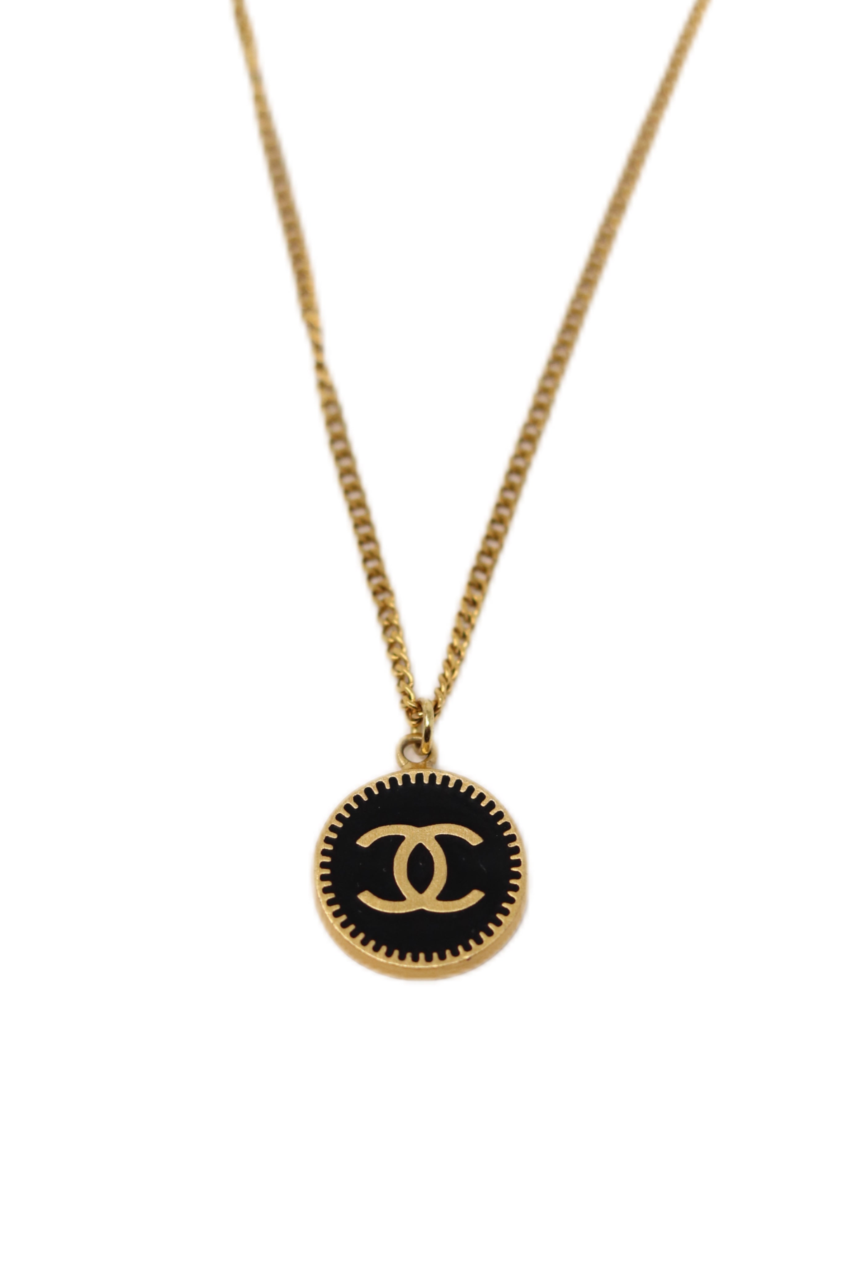 Pre-Owned Chanel Button CC Logo Necklace