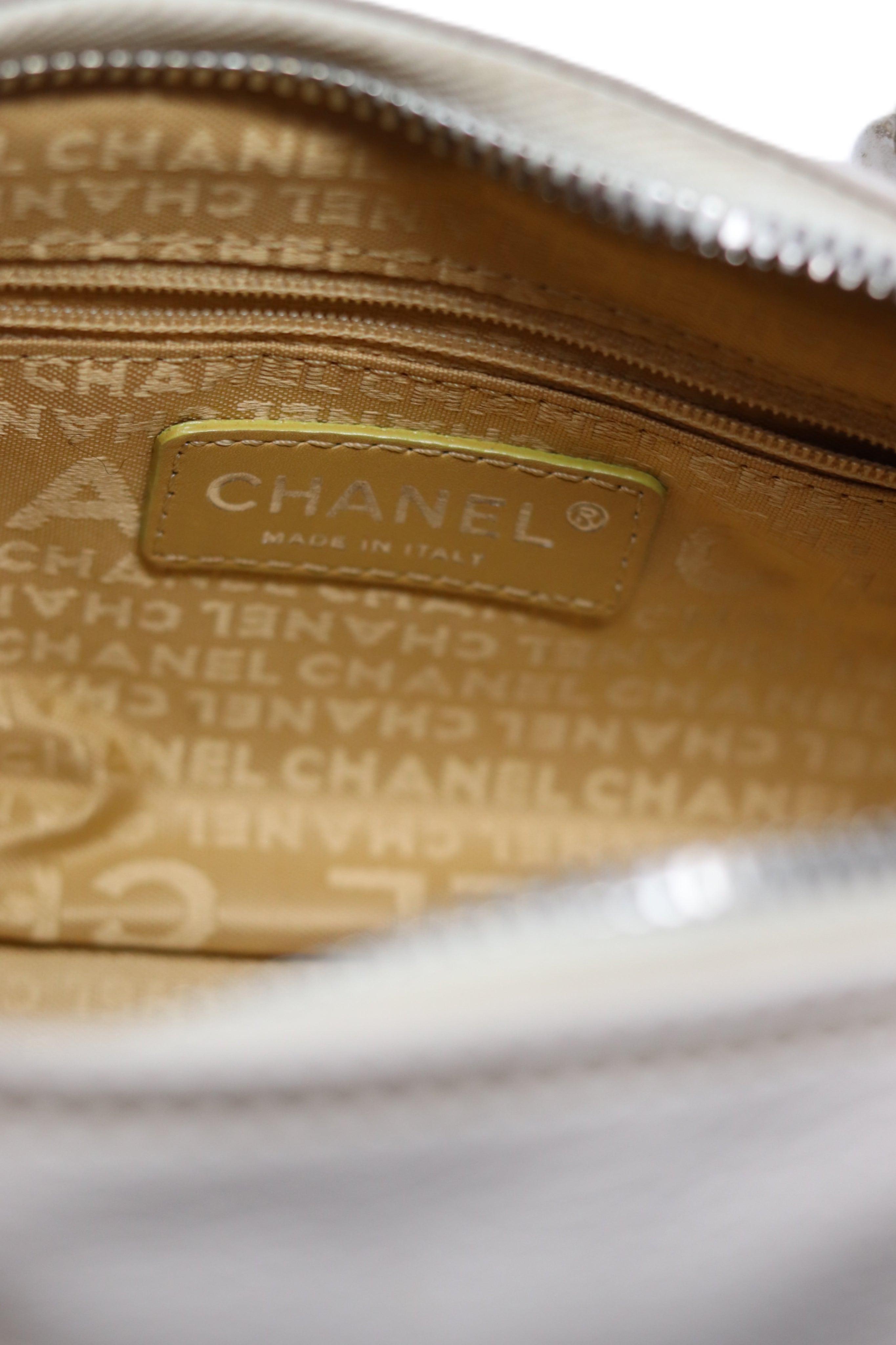 Pre-Owned Chanel 2003-2004 Mini Handle Bag Calfskin White