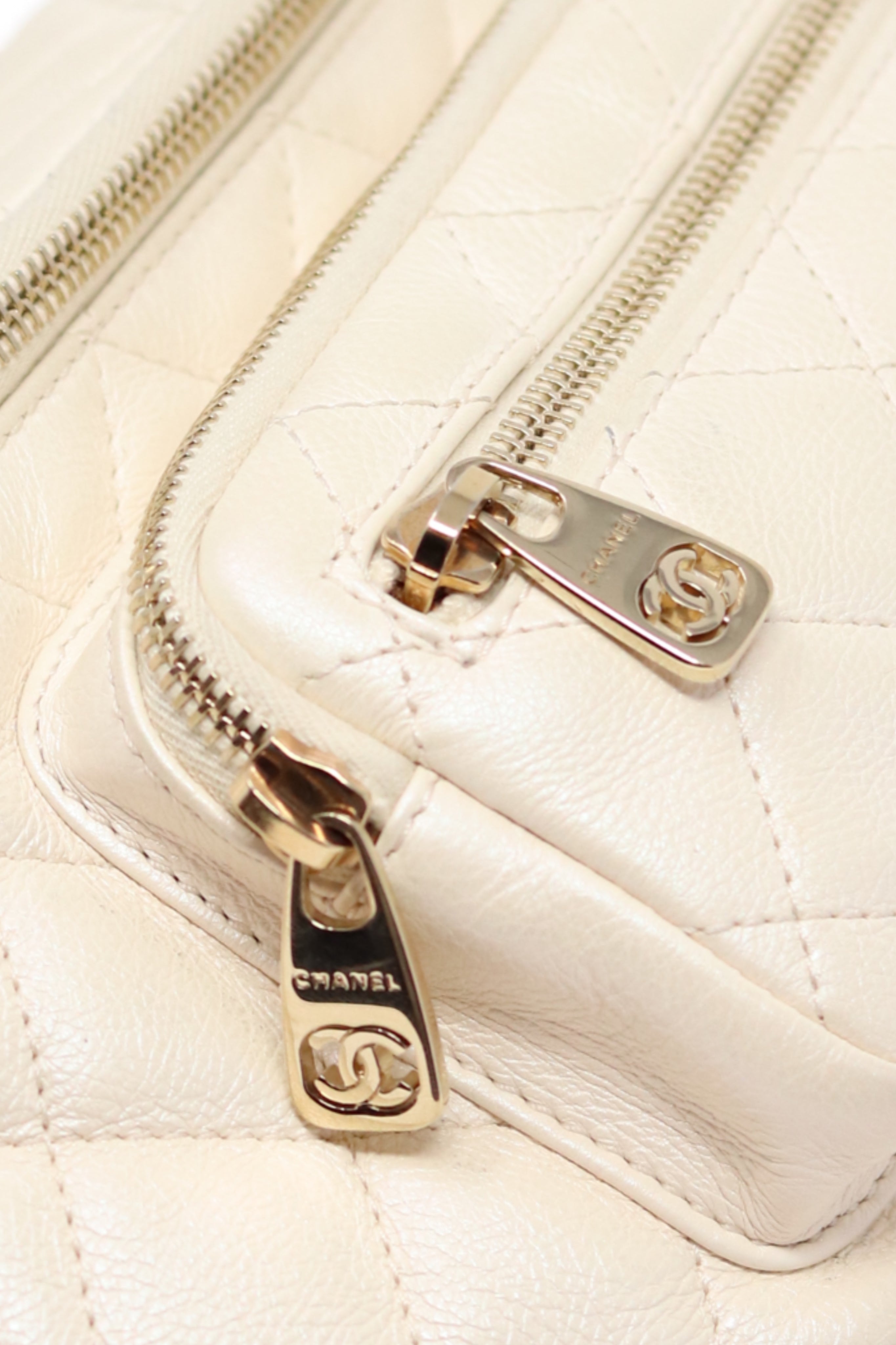 Pre-Owned Chanel 2019 White Caviar Chest Bag