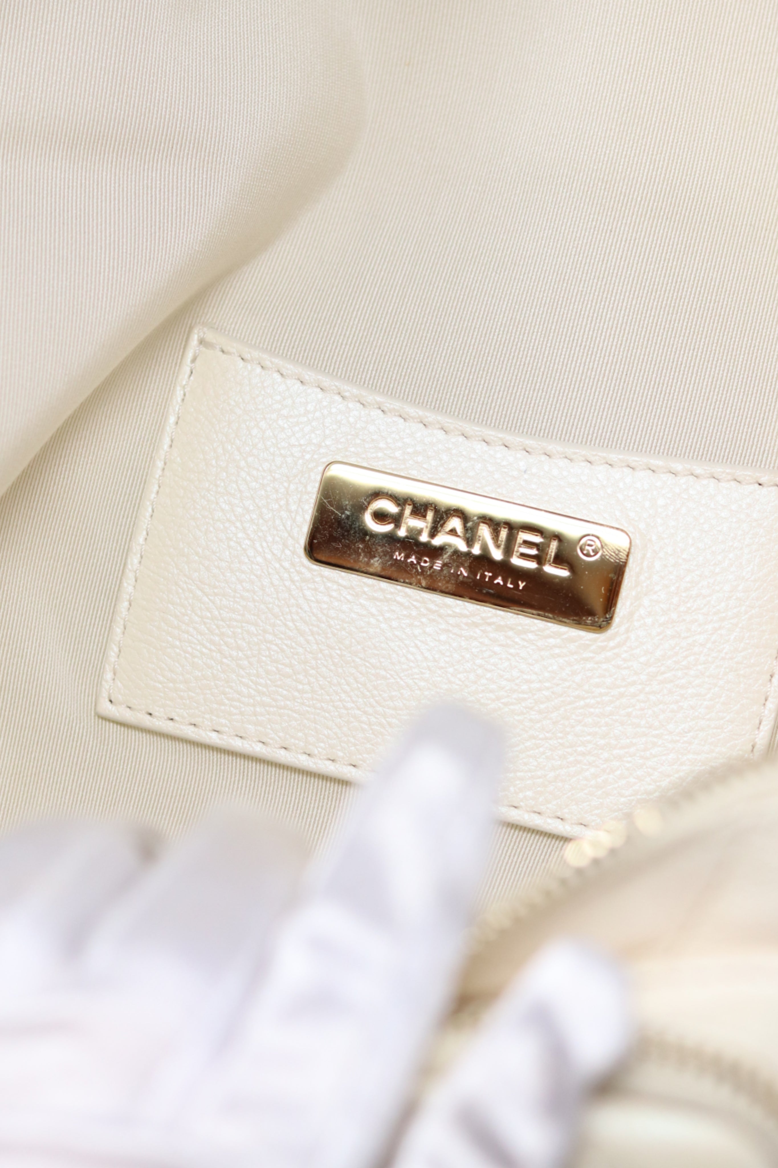 Pre-Owned Chanel 2019 Chest Bag Caviar White