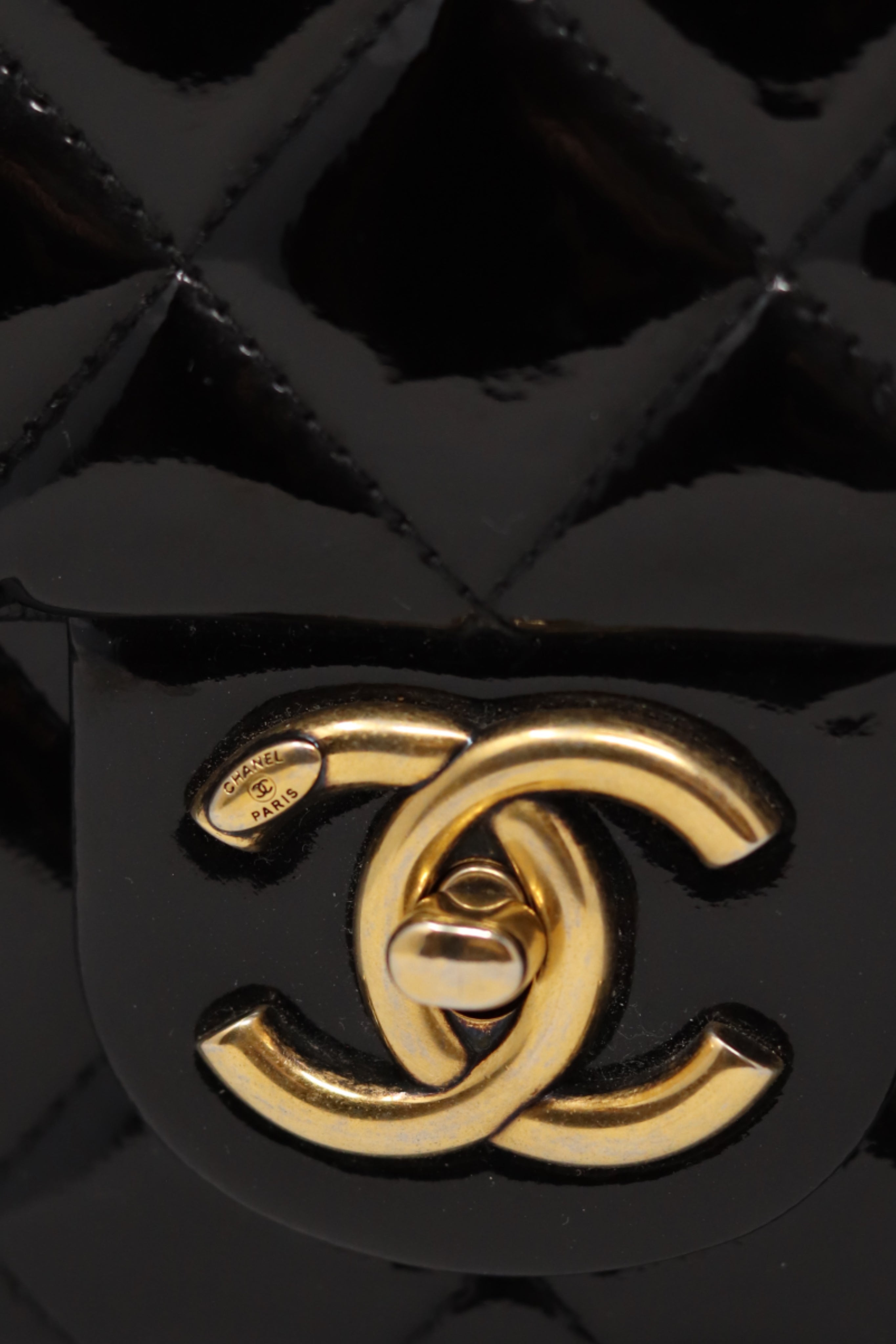 Pre-Owned Chanel 2015-2016 Patent&Calfskin Flap Bag Black