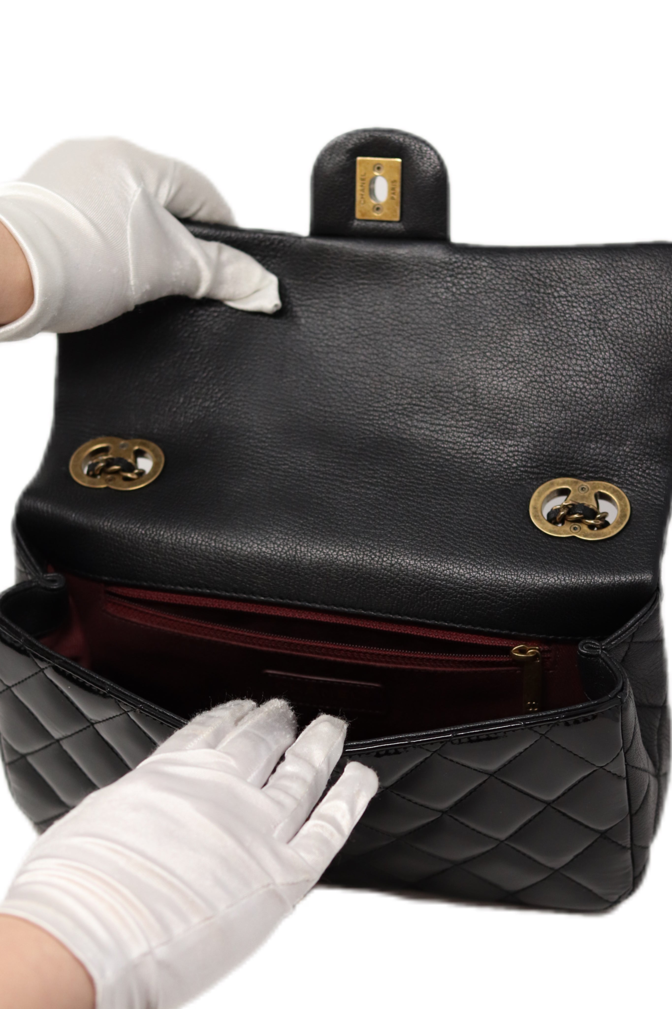 Pre-Owned Chanel 2015-2016 Patent&Calfskin Flap Bag Black