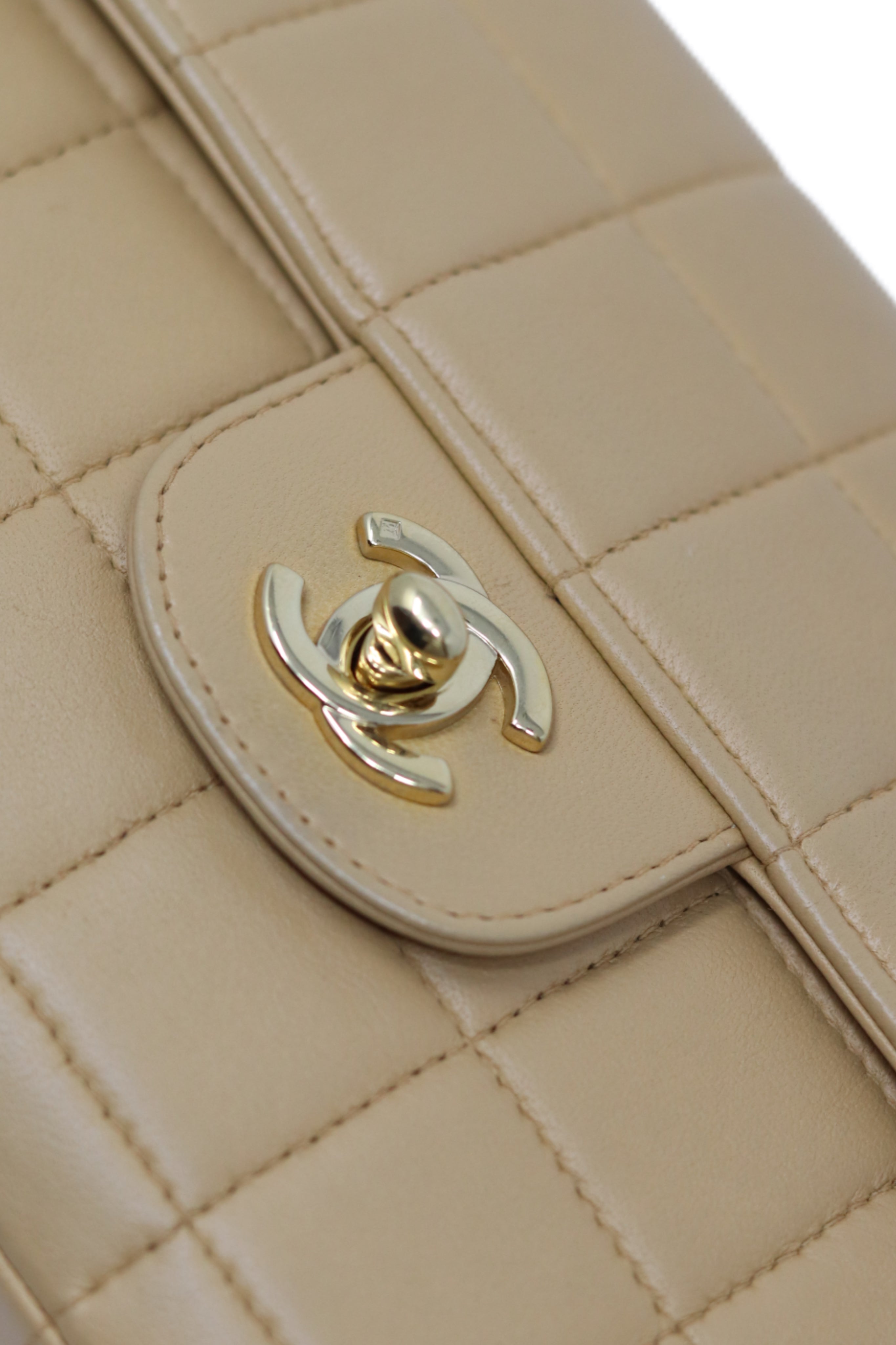 Pre-Owned CHANEL 2002-2003 Chocolate Bar Shoulder Bag Beige