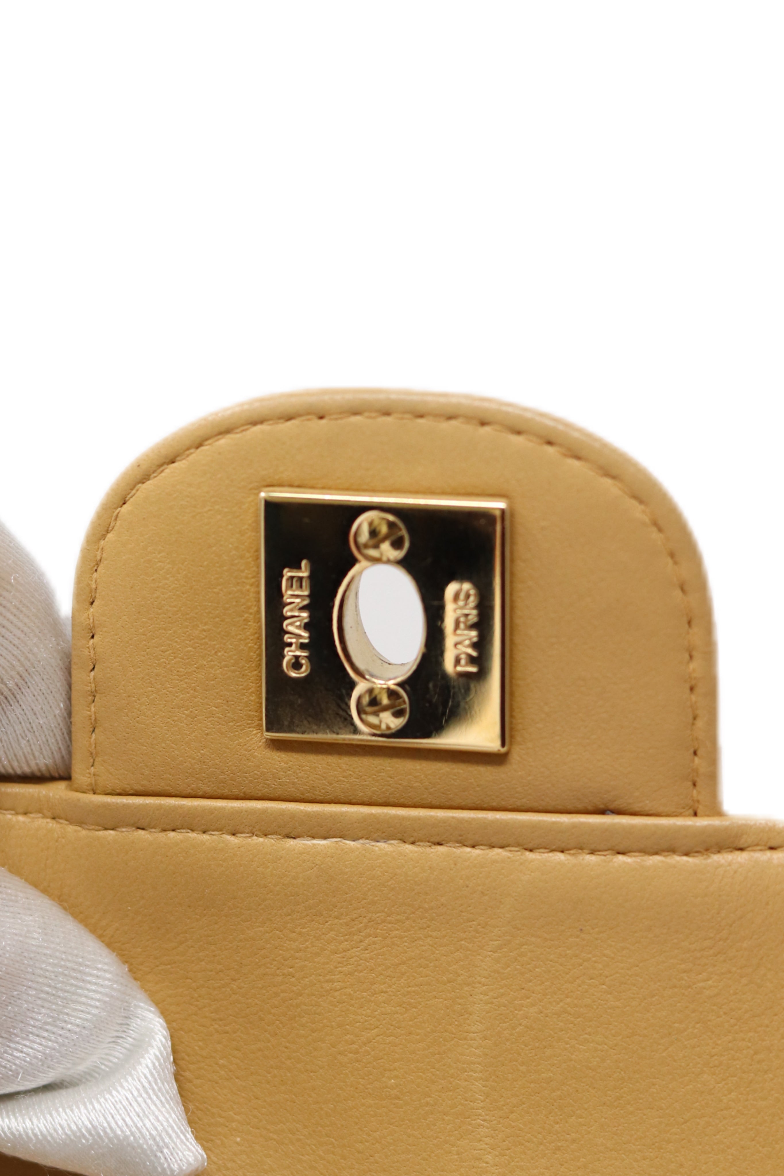 Pre-Owned CHANEL 2002-2003 Chocolate Bar Shoulder Bag Beige