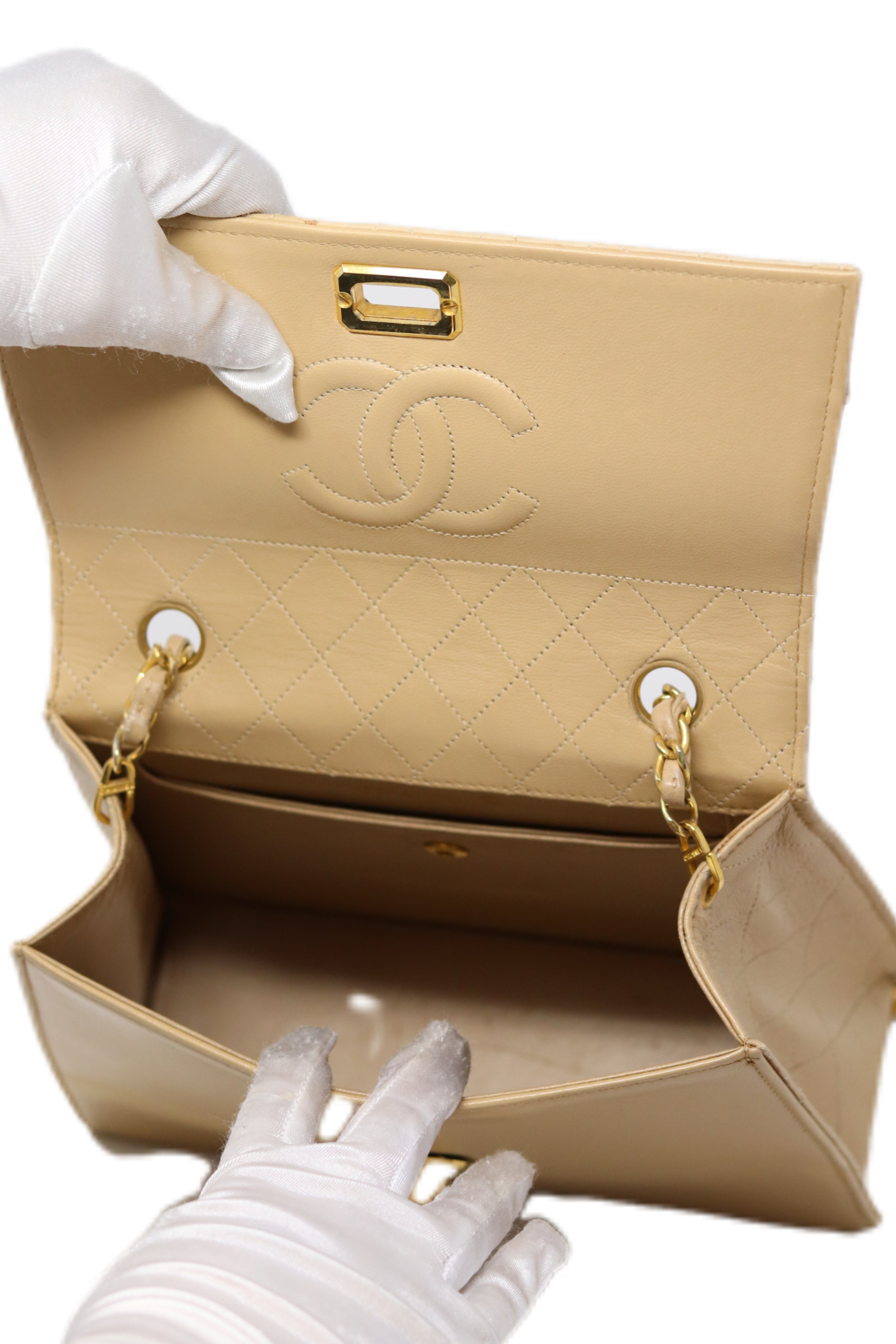 Pre-Owned CHANEL 1989-1991 Beige Lambskin Mademoiselle Lock Trapezoid Flap