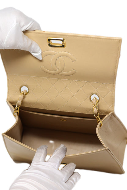 Pre-Owned CHANEL 1989-1991 Beige Lambskin Mademoiselle Lock Trapezoid Flap