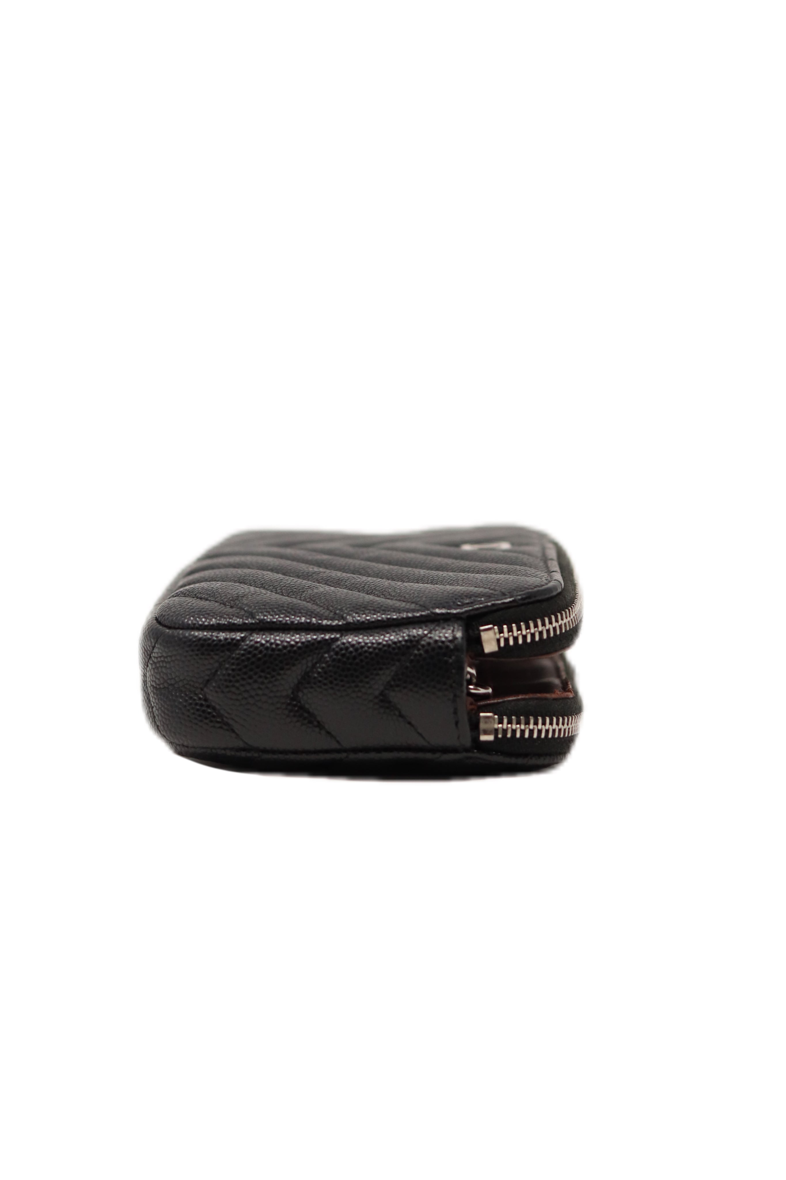 Pre-Owned Chanel V Pattern Double zip wallet on chain