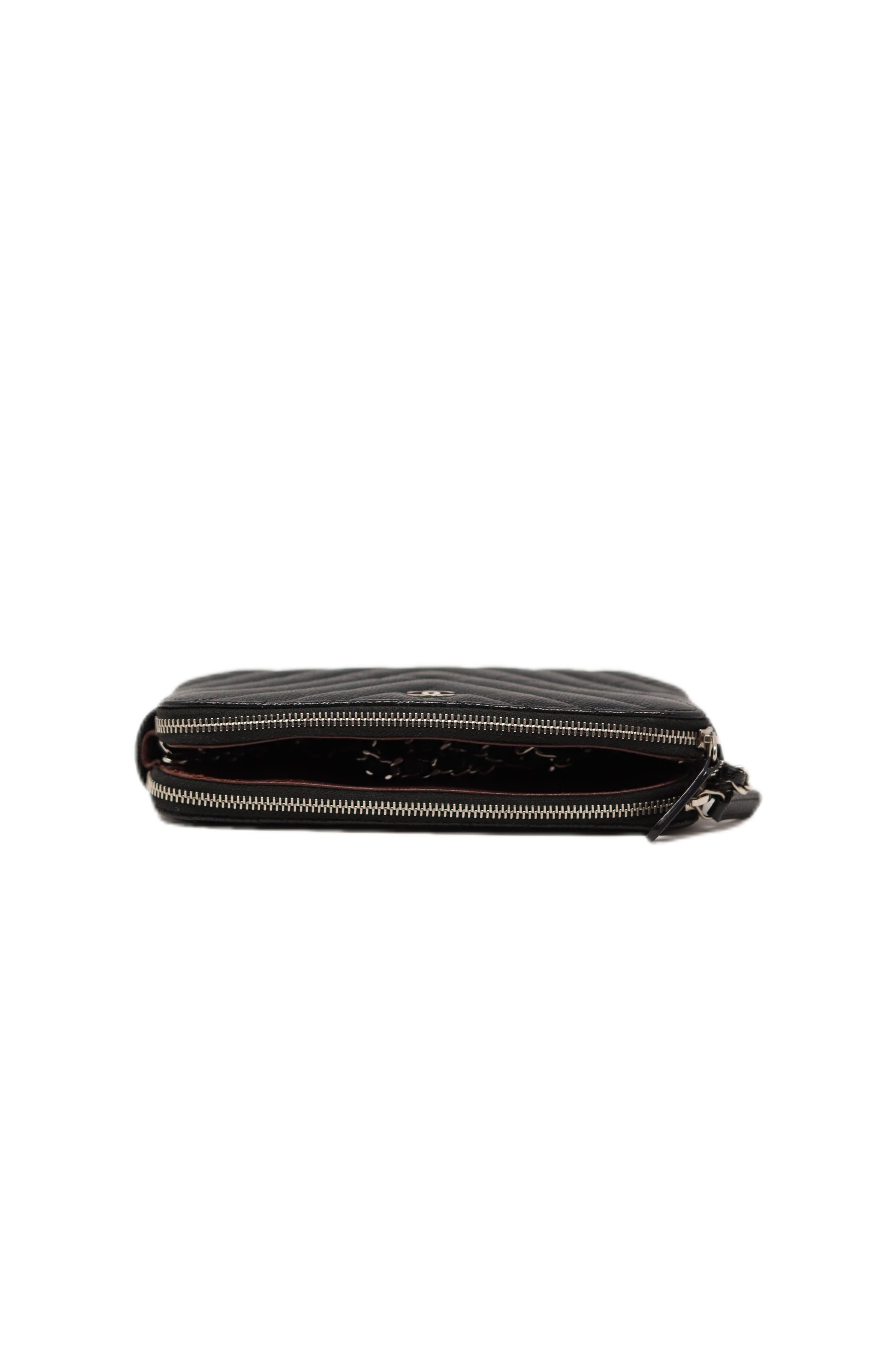 Pre-Owned Chanel V Pattern Double zip wallet on chain