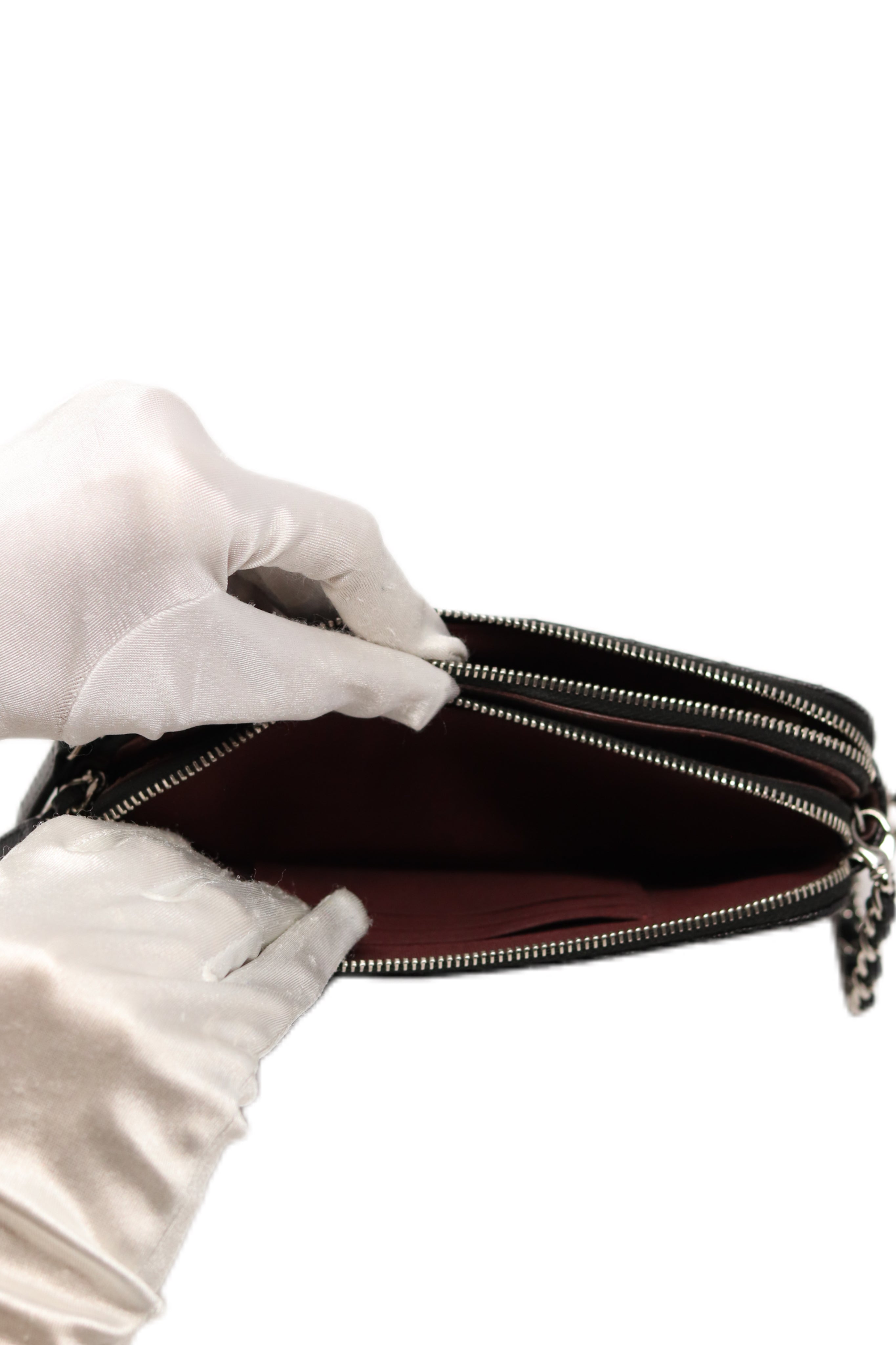 Pre-Owned Chanel V Pattern Double zip wallet on chain