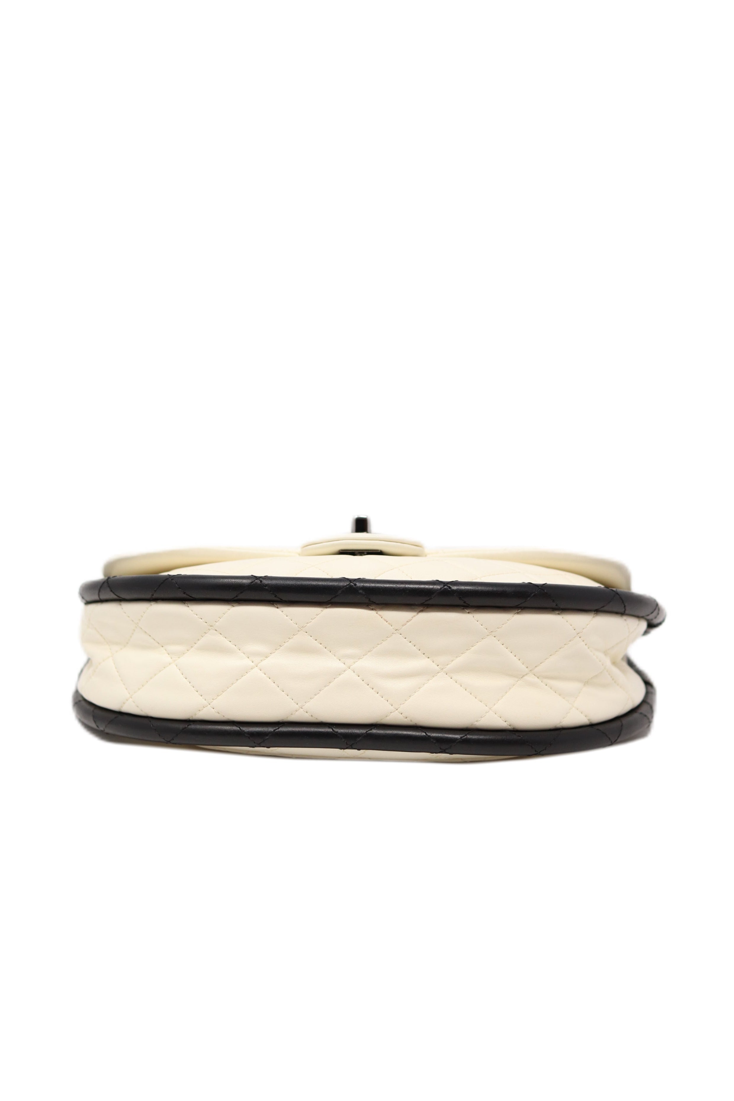 Pre-Owned CHANEL 2013-2014 White Lambskin/Calfskin Hula Hoop Bag
