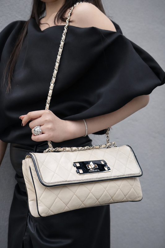 Pre-Owned Chanel 2008-2009 East West Mademoiselle Flap Bag Cream